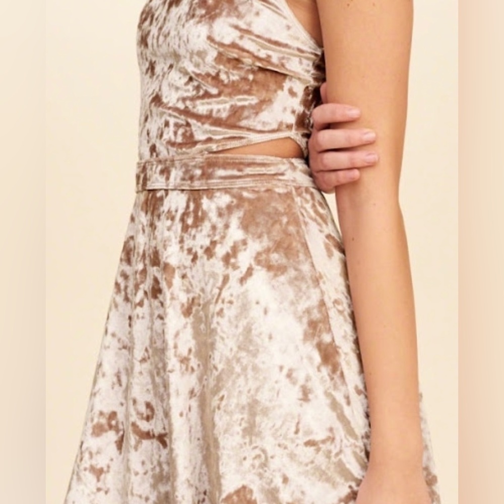 ✨HOLLISTER Cutout High-neck Velvet Skater Dress Pink Champagne Small - Picture 4 of 8